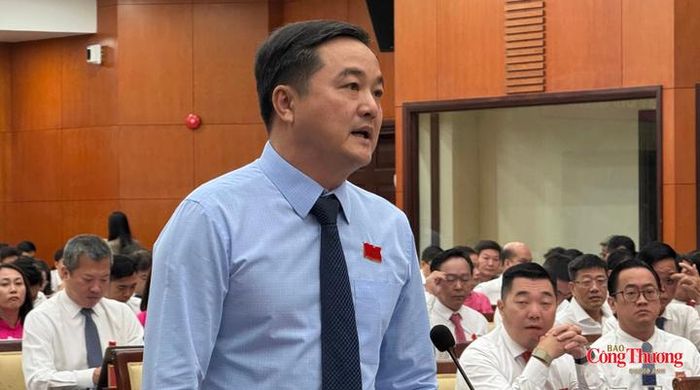 Ông Bùi Tá Hoàng Vũ, Giám đốc Sở Công Thương TP. Hồ Chí Minh trao đổi tại hội trường sáng 30/10.