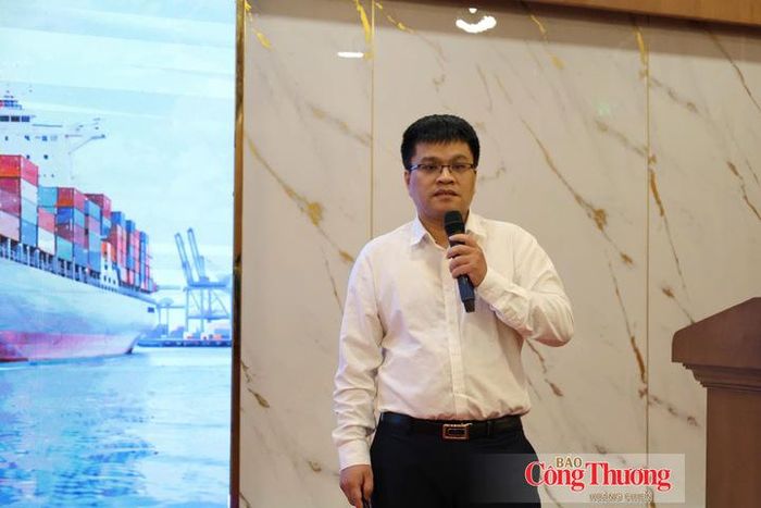 Tại hội nghị, đại diện Cục Xuất nhập khẩu đã trực tiếp phổ biến, hướng dẫn chi tiết các văn bản pháp lý quan trọng vừa ban hành.