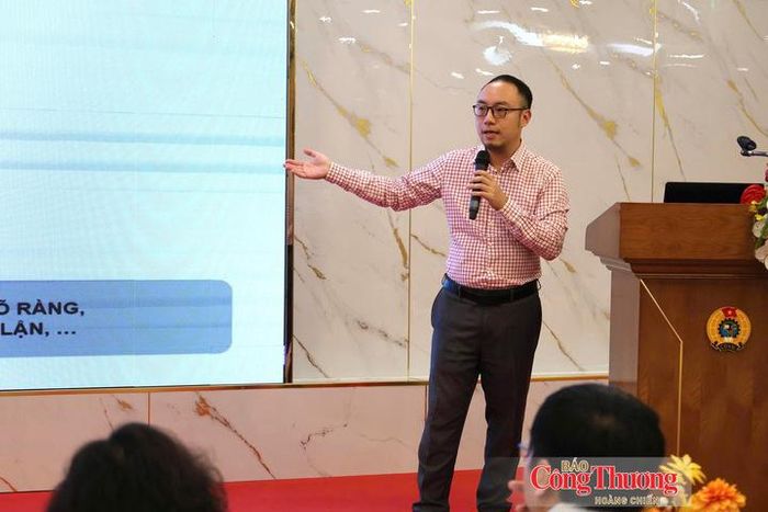Đại diện Cục Xuất nhập khẩu giới thiệu về dự thảo Thông tư quy định Quy trình, thủ tục cấp Giấy chứng nhận xuất xứ hàng hóa và kiểm tra, xác minh xuất xứ hàng hóa.