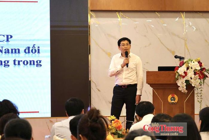 Đại diện của Cục Xuất nhập khẩu trình bày các nội dung chính của Nghị định số 384/2026/NĐ-CP. 