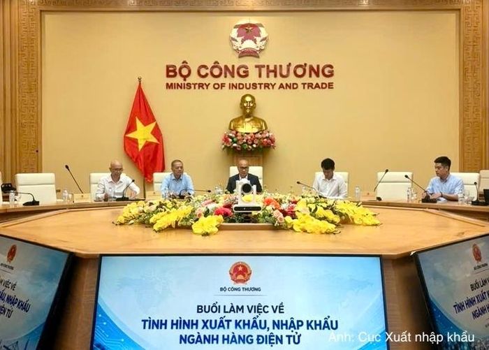 Toàn cảnh buổi làm việc giữa Bộ Công Thương và các doanh nghiệp điện tử lớn nhằm đánh giá tình hình xuất nhập khẩu, làm rõ nguyên nhân nhập siêu và triển vọng phát triển ngành điện tử Việt Nam.