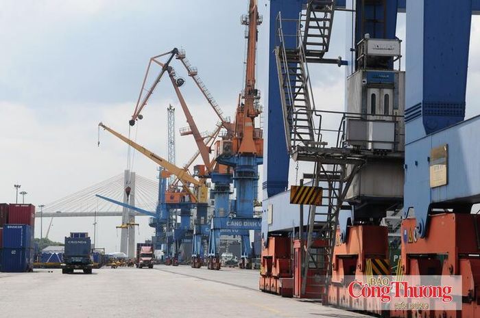 Việt Nam chính thức cán mốc 1.010,6 tỷ USD kim ngạch xuất nhập khẩu.