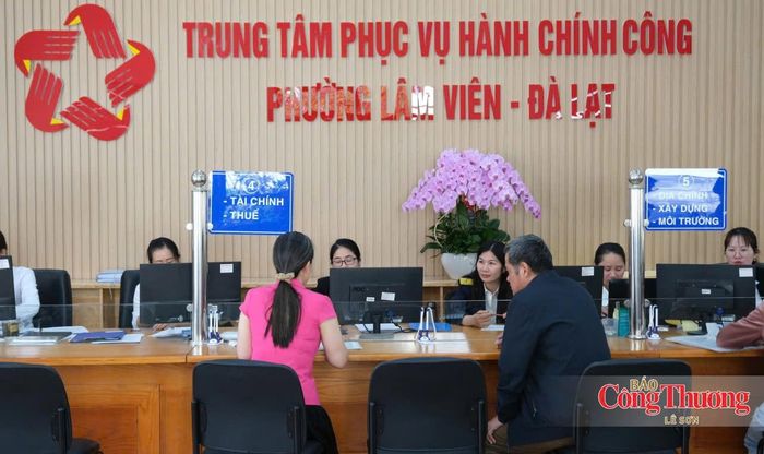 Các trung tâm phục vụ hành chính công ở Lâm Đồng đẩy mạnh làm thủ tục số hoá.