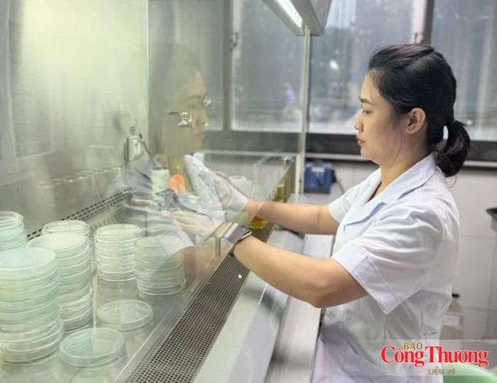 Nhân viên kiểm tra các chỉ tiêu chất lượng bia tại phòng kiểm nghiệm của Công ty CP Bia Sài Gòn – Sông Lam.
