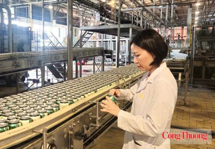 Nhân viên Công ty CP Bia Sài Gòn – Sông Lam giám sát vệ sinh và chất lượng trên dây chuyền chiết rót phục vụ thị trường Tết 2027.