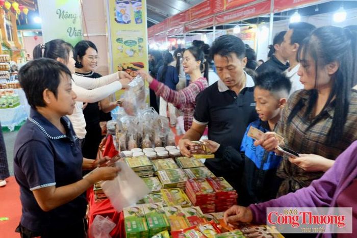 Hội chợ thu hút đông đảo người dân và du khách ngay từ khai mạc. 