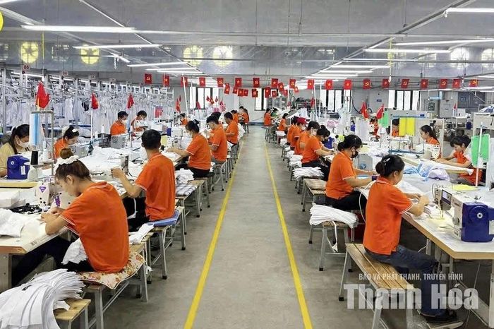 Công nhân Công ty TNHH May Thiên Nam ở thôn Hưng Phát (xã Hà Trung) trong ca sản xuất. Ảnh: Trần Hằng