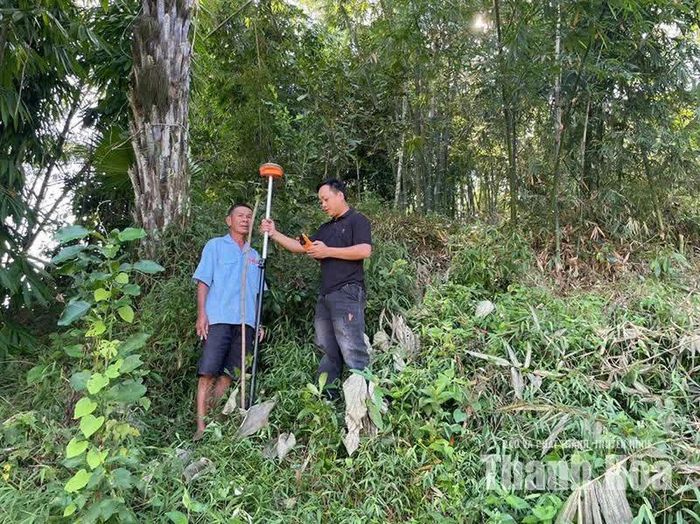 Chi nhánh Văn phòng Đăng ký đất đai Bá Thước cùng người dân đo đạc đất lâm nghiệp để làm cơ sở dữ liệu đất đai.