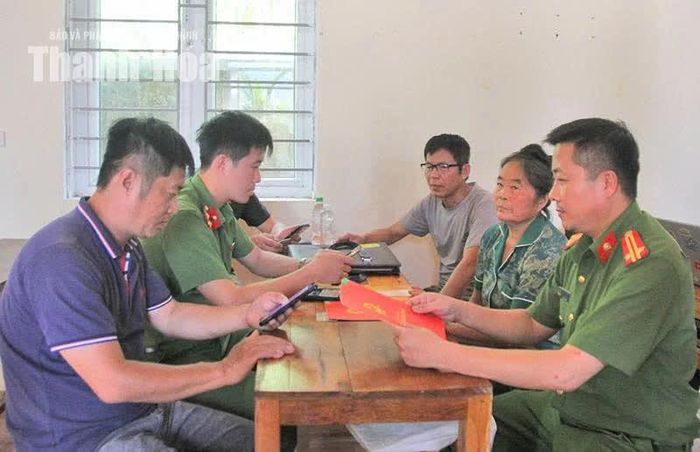 Công an xã Bá Thước hướng dẫn người dân thôn Cả kiểm tra thông tin GCNQSDĐ trước khi tích hợp lên ứng dụng VNeID.