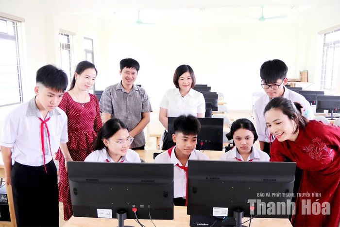 Lãnh đạo xã và đại diện Ban giám hiệu Trường THCS Yên Trường thực tế buổi thực hành lập trình Scratch trong dạy và học của nhà trường.