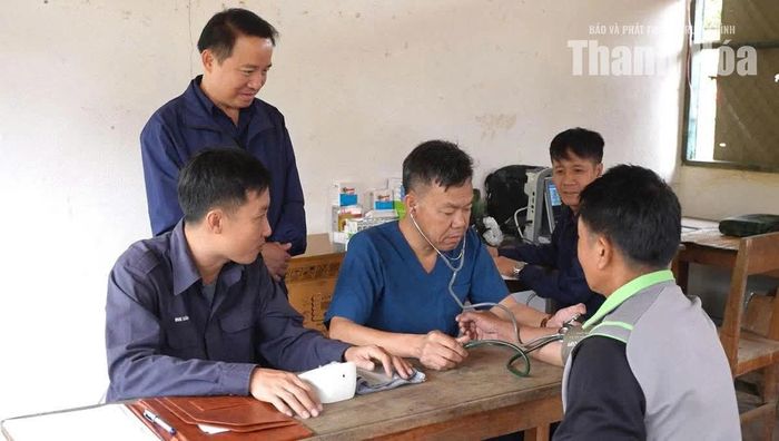 Bộ phận quân y khám bệnh cho bà con người Lào.
