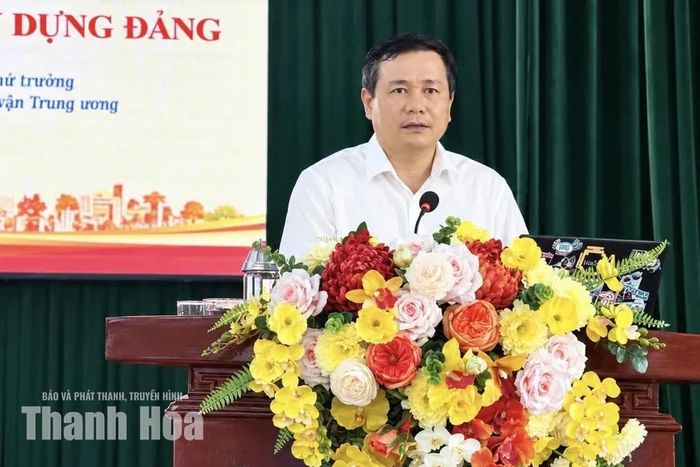 Đồng chí Phạm Văn Tuấn, Phó Trưởng Ban Tuyên giáo Tỉnh ủy Thanh Hóa, báo cáo viên Trung ương giới thiệu một số nội dung trọng tâm trong các nghị quyết, chỉ thị, kết luận của Trung ương và tỉnh.