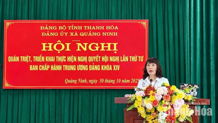 Đồng chí Nguyễn Thị Sơn, Bí thư Đảng ủy, Chủ tịch HĐND xã Quảng Ninh phát biểu khai mạc hội nghị.