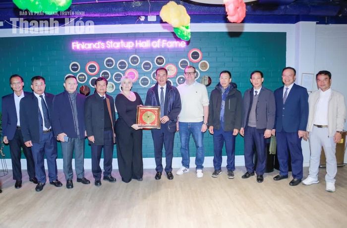 Phó Bí thư Tỉnh ủy Trịnh Tuấn Sinh cùng đoàn công tác tặng quà cho Trung tâm khởi nghiệp Maria 01.