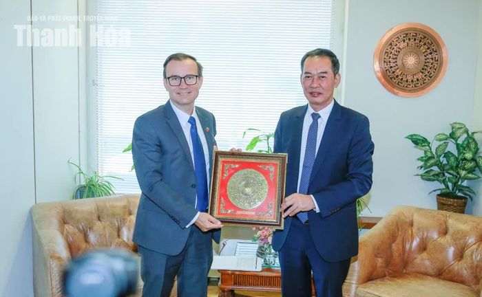 Phó Bí thư Tỉnh ủy Trịnh Tuấn Sinh tặng quà cho Hiệp hội Doanh nghiệp Phần Lan - ASEAN.