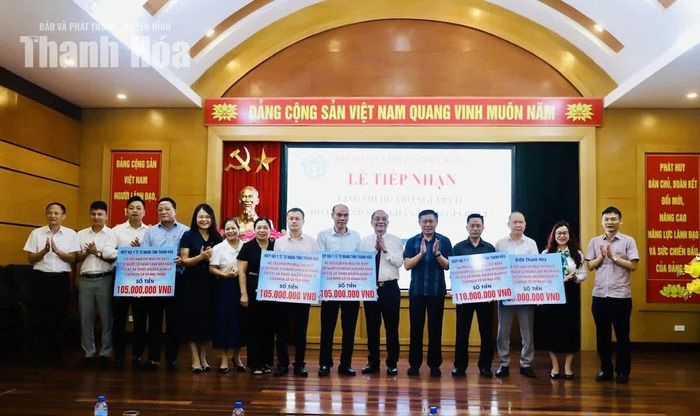 Đại diện các đơn vị tài trợ trao biểu trưng kinh phí hỗ trợ cho đại diện BHXH các cơ sở được phân bổ nguồn kinh phí.