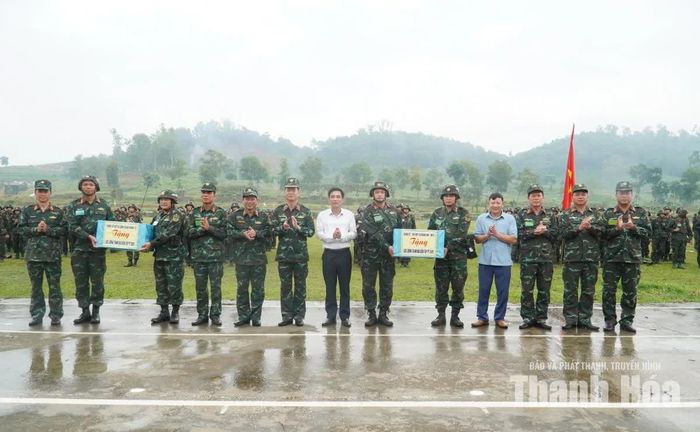 Sư đoàn 390, Quân đoàn 12 và địa phương nơi đơn vị đóng quân tặng quà động viên lực lượng thực binh.