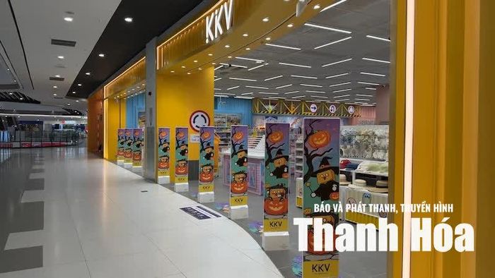 Các cửa hàng, lối đi bên trong trung tâm thương mại được trang hoàng đồng bộ với các banner, standee chủ đề Halloween rực rỡ .