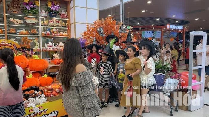 Các bạn trẻ cùng gia đình hào hứng diện phụ kiện, đội nón phù thủy để chụp ảnh lưu niệm, tận hưởng không khí lễ hội Halloween nhộn nhịp tại nhà sách Fahasa.