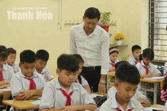 Thầy Vũ Xuân Hải, Trường Tiểu học Tân Ninh (xã Tân Ninh) trong một tiết dạy trên lớp.