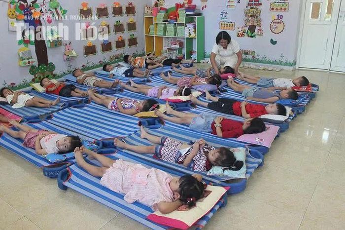 Cô Phạm Thị Phú, Trường Mầm non Cẩm Tú (xã Cẩm Tú) say mê với công việc chăm sóc, nuôi dạy trẻ.