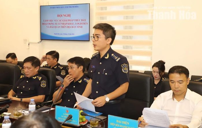 Đại diện Chi cục Hải quan khu vực X báo cáo tình hình vận động, thu hút doanh nghiệp đăng ký, làm thủ tục hải quan trên địa bàn tỉnh.