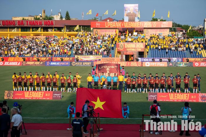 CLB Thanh Hóa đang gặp khó khăn về nguồn lực tài chính và cơ sở vật chất, trong đó hệ thống dàn đèn tại sân vận động tỉnh chưa đáp ứng tiêu chuẩn bóng đá chuyên nghiệp và tiêu chí cấp phép của AFC.