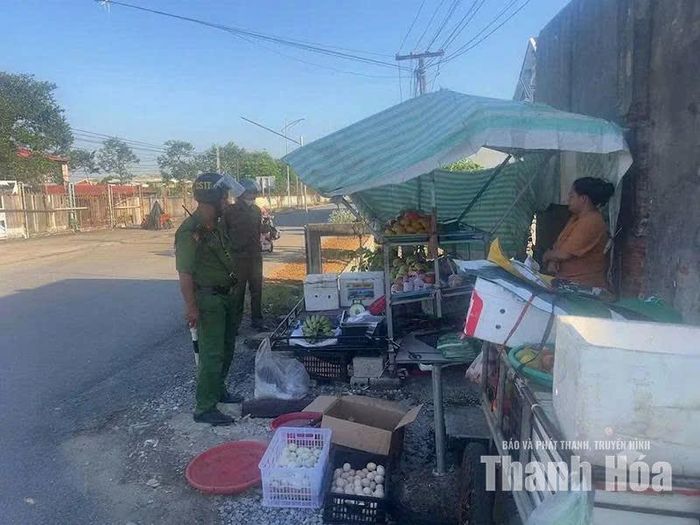 Các lực lượng chức năng xã Hoa Lộc ra quân lập lại trật tự hành lang an toàn giao thông trên địa bàn.
