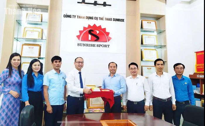 Chủ tịch Liên đoàn Lao động tỉnh tặng sách cho Công ty TNHH Dụng cụ thể thao Sunrise.