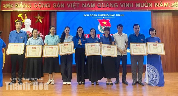 Các tập thể có thành tích xuất sắc trong công tác Đoàn, Đội trường học năm 2025-2026 nhận khen thưởng.