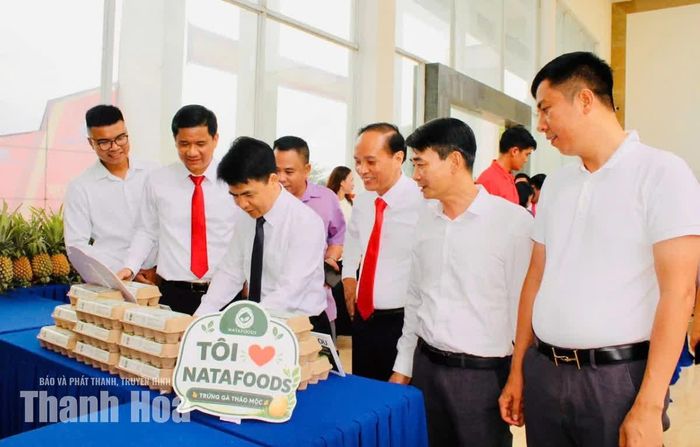 Các doanh nghiệp, doanh nhân tham quan gian hàng trưng bày sản phẩm.