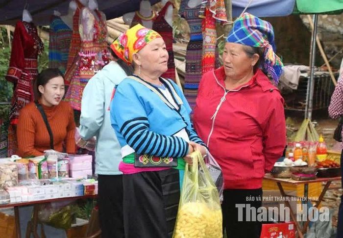 Chợ còn là nơi người dân gặp gỡ, thăm hỏi nhau.