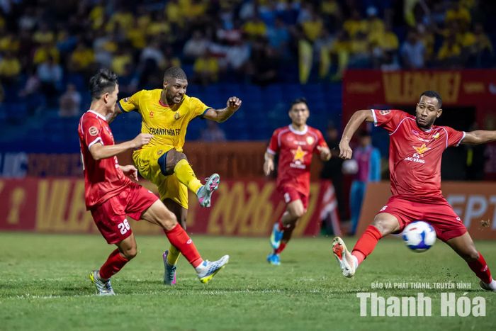 Tiền đạo Saliou Guindo dứt điểm quyết đoán, mở tỉ số cho đội nhà.
