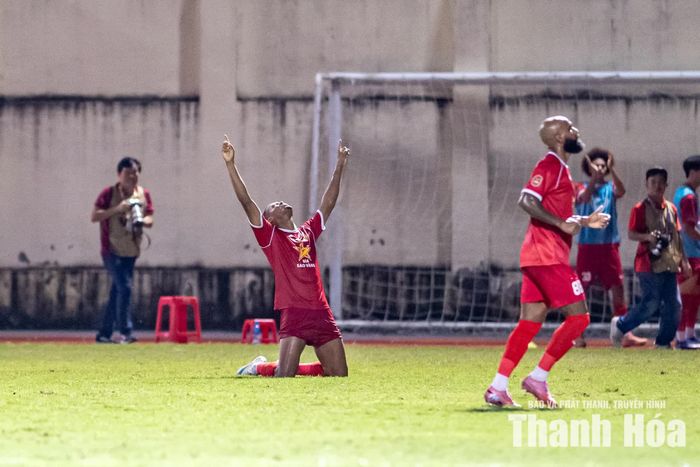 Floro da Silva ăn mừng bàn quân bình tỉ số.
