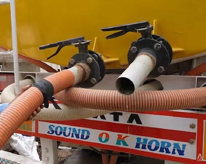 Vòi dẫn nước nối với xe bồn chở nước tư nhân tại Bengaluru, nơi một số khu dân cư chưa được kết nối với hệ thống cấp nước đường ống. Ảnh: CNA.