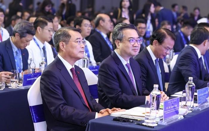 Thủ tướng Lê Minh Hưng dự và đối thoại tại Diễn đàn Kinh tế mùa Thu 2026. Ảnh: Chinhphu.vn