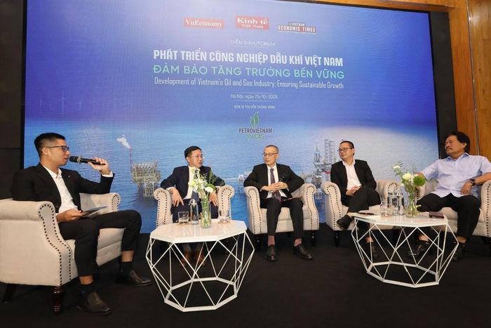 Các diễn giả tham gia phiên toạ đàm. Ông Đặng Thanh Tùng ngồi thứ hai từ trái sang. Ảnh: Việt Dũng.