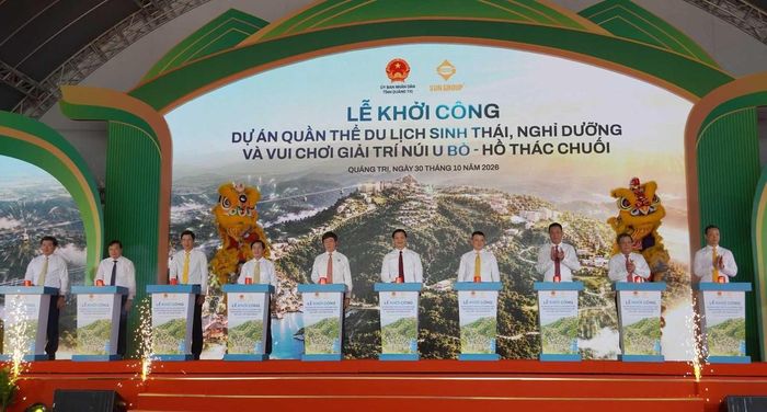 Các đại biểu thực hiện nghi thực khởi công dự án. Ảnh: Tiến Nhất