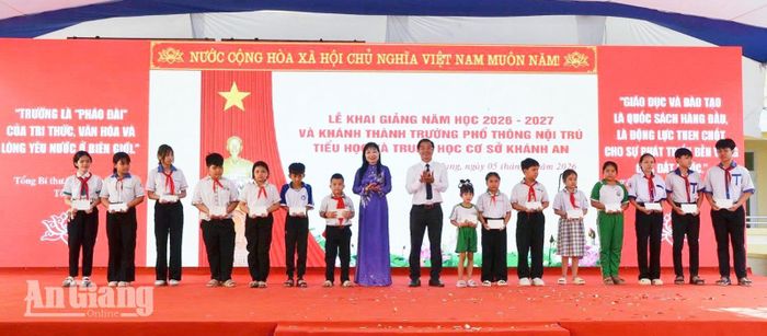 Phó Bí thư Tỉnh ủy, Chủ tịch HĐND tỉnh An Giang Trần Thị Thanh Hương và lãnh đạo xã Khánh Bình trao quà cho học sinh có hoàn cảnh khó khăn của trường nhân ngày khai giảng năm học 2026 - 2027.