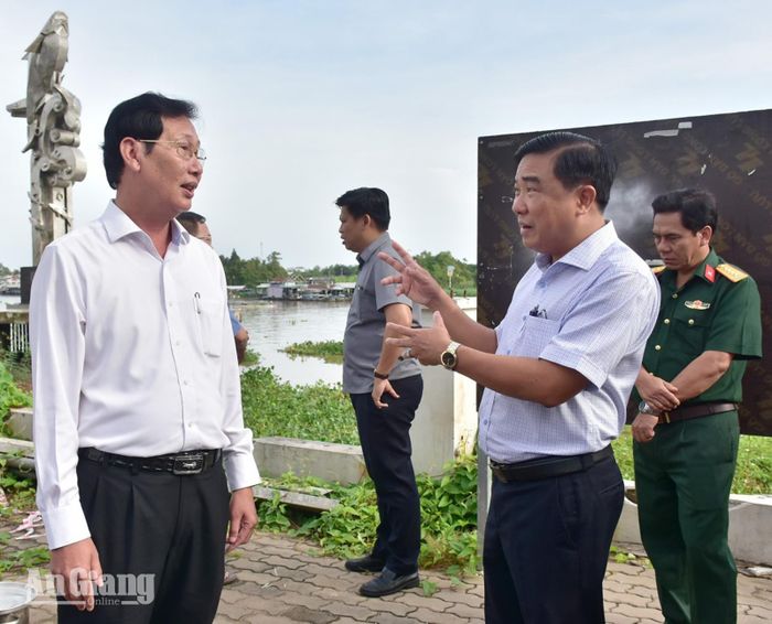Phó Chủ tịch UBND tỉnh An Giang Lê Văn Phước khảo sát dự án xây dựng kè chống sạt lở bảo vệ thành phố Châu Đốc thích ứng với biến đổi khí hậu.