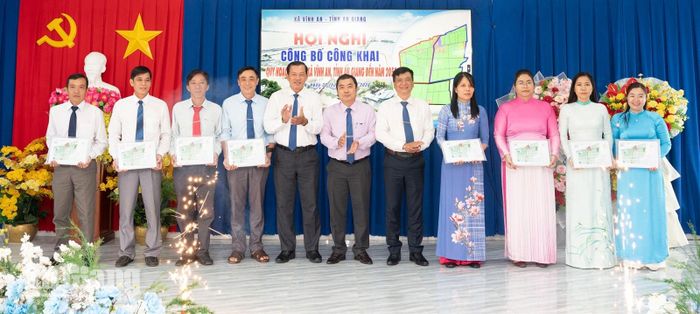 Lãnh đạo xã Vĩnh An trao bản đồ quy hoạch cho 8 ấp trên địa bàn xã.