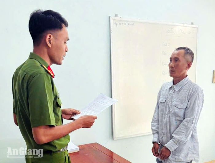 Cơ quan cảnh sát điều tra tống đạt các quyết định khởi tố bị can và lệnh bắt đối với Ngô Quang Việt.