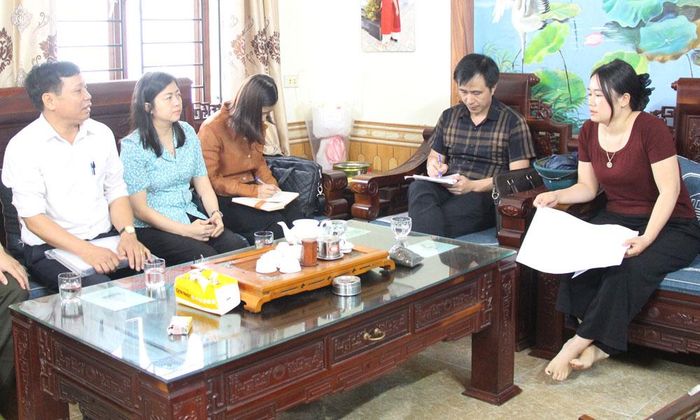 Tổ tuyên truyền của thành phố lắng nghe tâm tư, nguyện vọng người dân khu dân cư Mỹ Thôn (phường Gia Bình) khi thực hiện giải phóng mặt bằng sân bay Gia Bình.
