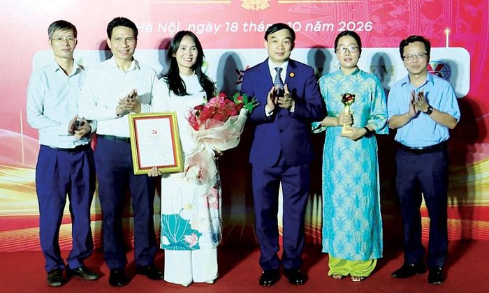 Đồng chí Nguyễn Đình Lợi, Ủy viên Ban Thường vụ, Trưởng Ban Tuyên giáo Thành ủy chúc mừng nhóm tác giả của Báo và Phát thanh, Truyền hình Bắc Ninh đoạt giải C Cuộc thi chính luận về bảo vệ nền tảng tư tưởng của Đảng.
