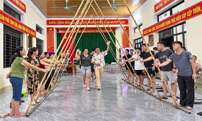 Người dân bản Đồng Thép luyện tập văn nghệ chuẩn bị tham gia lễ hội.