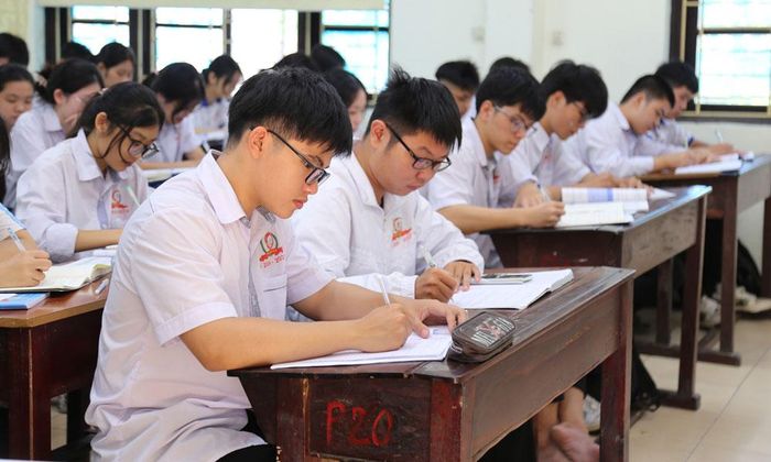 Học sinh khối 12, Trường Trung học phổ thông Yên Phong số 1 (phường Yên Phong) ôn thi môn Tiếng Anh.
