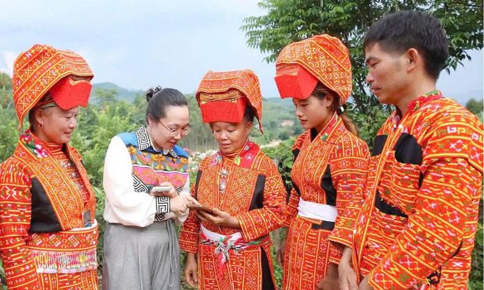  Truyền thông nâng cao nhận thức đồng bào dân tộc thiểu số ở xã Vân Sơn về giảm nghèo bền vững. 