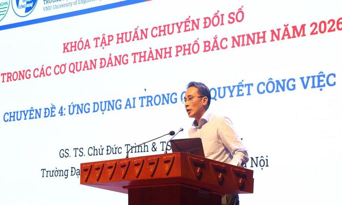  Giáo sư, Tiến sĩ Chử Đức Trình, Hiệu trưởng Trường Đại học Công nghệ (Đại học Quốc gia Hà Nội) trình bày chuyên đề. 