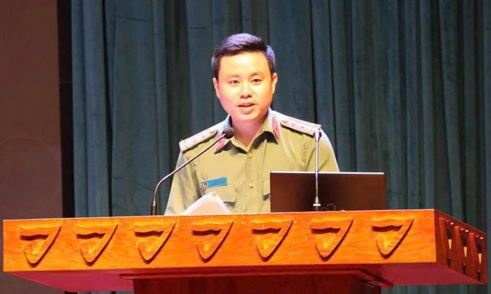  Đại úy Lê Hoài Thanh, Phó Giám đốc Trung tâm An ninh mạng (Bộ Công an) trình bày chuyên đề tại hội nghị. 