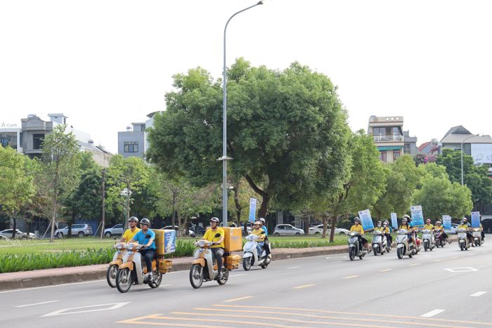 Đoàn viên thanh niên, đại diện tổ chức hỗ trợ phát triển đối tượng diễu hành tuyên truyền về bảo hiểm y tế, bảo hiểm xã hội tự nguyện trên các tuyến phố.   